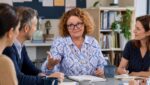 dyrektor szkoły rozmawia z nauczycielami na radzie pedagogicznej